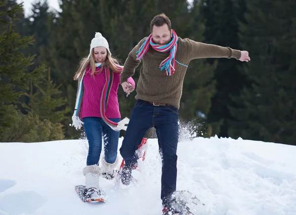 Pareja divirtiéndose en nieve fresca — Foto de Stock