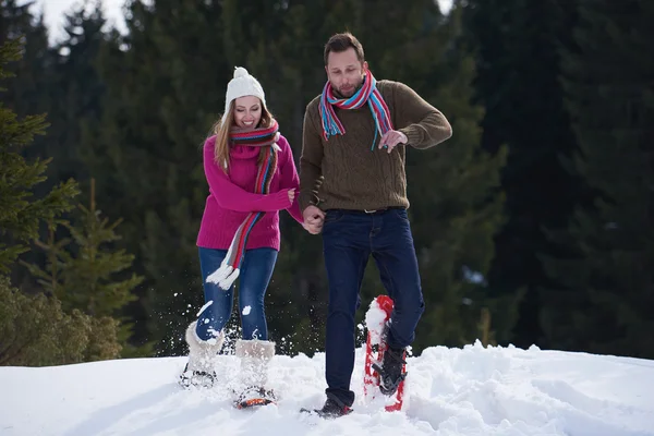 Paar vergnügt sich auf Neuschnee — Stockfoto