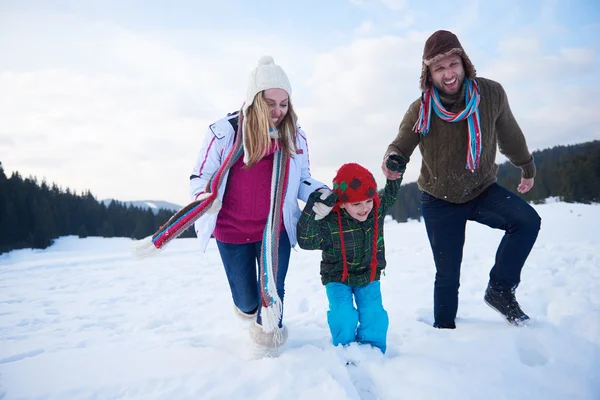 Счастливая семья в снегу — стоковое фото