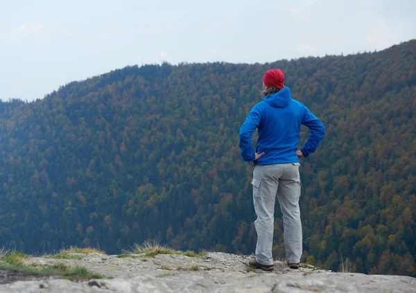 Hombre aventura con mochila senderismo — Foto de Stock