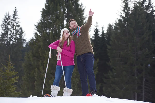 Пара розважається на свіжому снігу — стокове фото