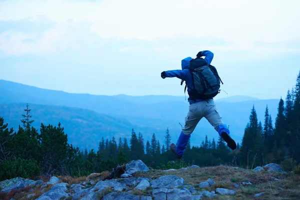 Ventaja hombre con mochila senderismo — Foto de Stock