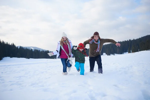 Família feliz na neve — Fotografia de Stock