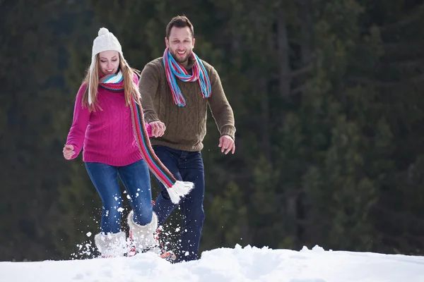 Casal se divertindo na neve — Fotografia de Stock