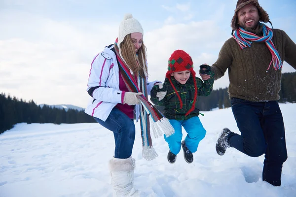 Família feliz na neve — Fotografia de Stock