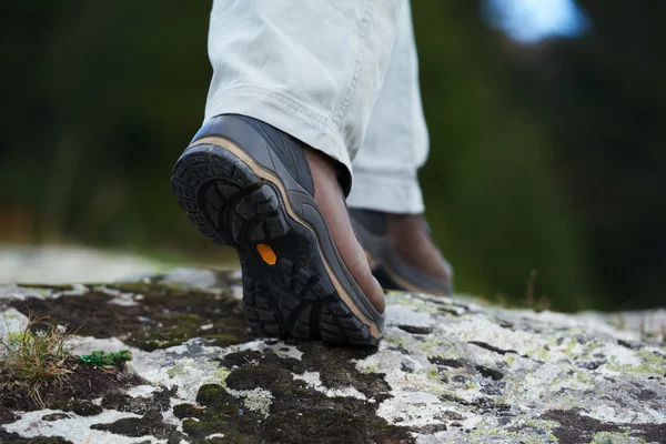 Hombre de senderismo con botas de trekking — Foto de Stock