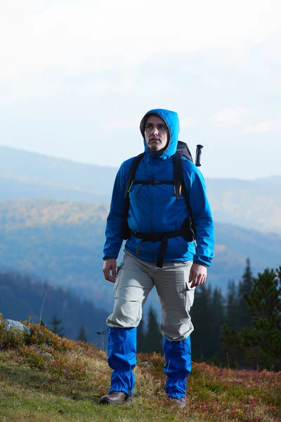 Macera adamı hiking sırt çantası ile — Stok fotoğraf