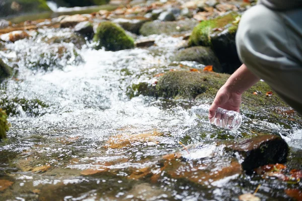 Людина п'є прісну воду з весни — стокове фото