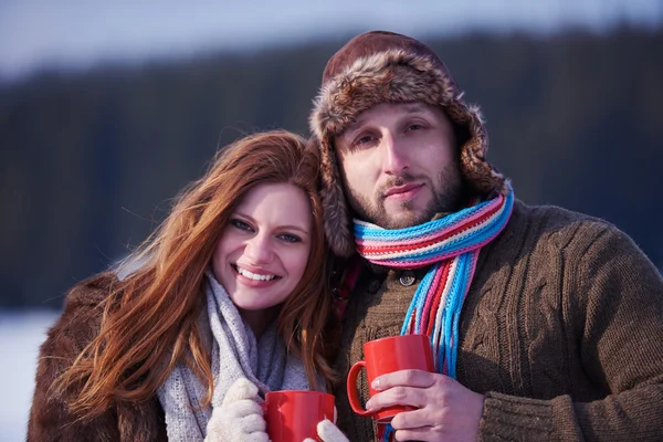 Couple boire du thé chaud en hiver — Photo