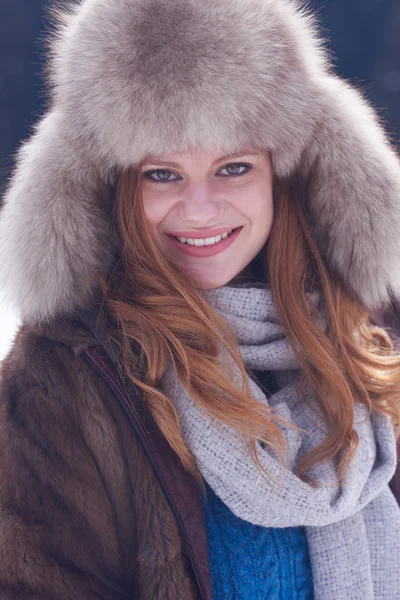 Joven pelirroja mujer en paisaje de nieve Fotos De Stock
