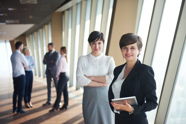 Grupo de empresarios, mujeres como líderes de equipo —  Fotos de Stock