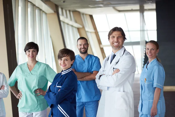 Jeunes médecins vue d'équipe — Photo