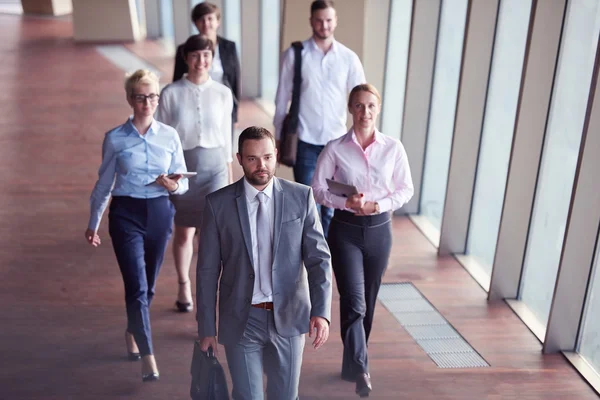 Gente de negocios grupo caminando — Foto de Stock