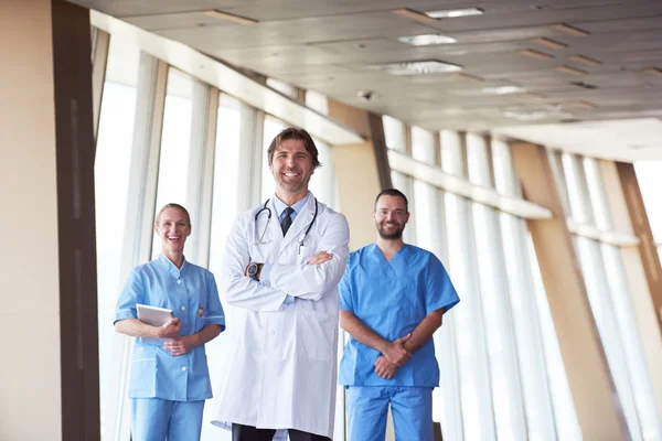 Hastane, yakışıklı doktor önünde sağlık personeli grup — Stok fotoğraf
