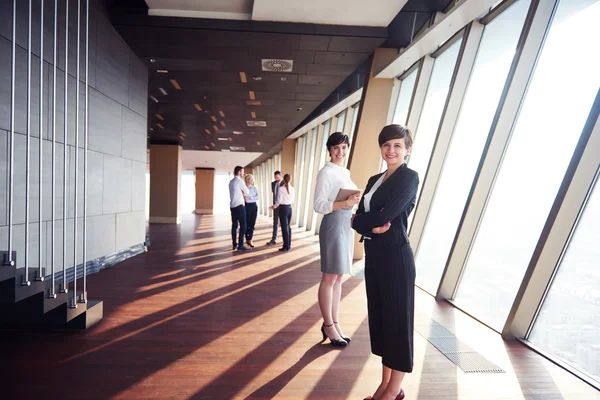 Grupo de empresarios, mujeres como líderes de equipo —  Fotos de Stock