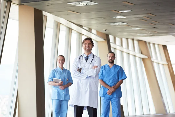 Skupina zdravotnický personál v nemocnici, pohledný doktor vpředu — Stock fotografie