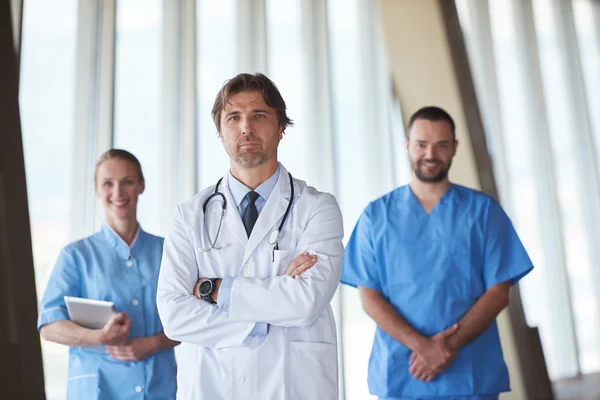 Gruppo di personale medico in ospedale, bel medico di fronte — Foto Stock