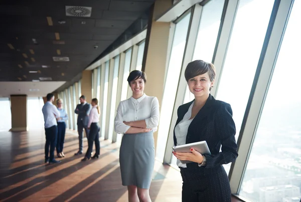 Grupo de empresarios, mujeres como líderes de equipo — Foto de Stock