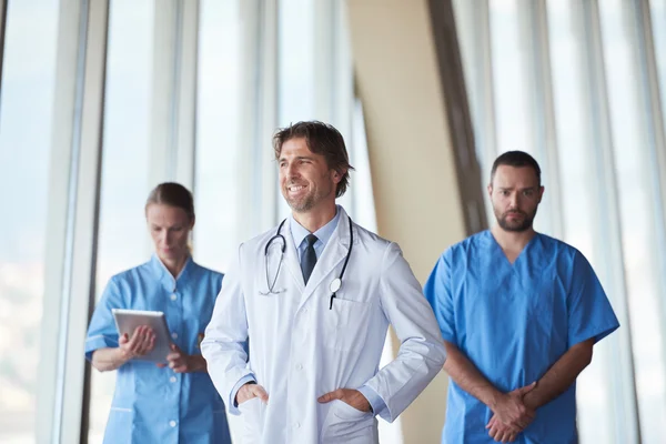 Groupe de personnel médical à l'hôpital, beau médecin devant — Photo