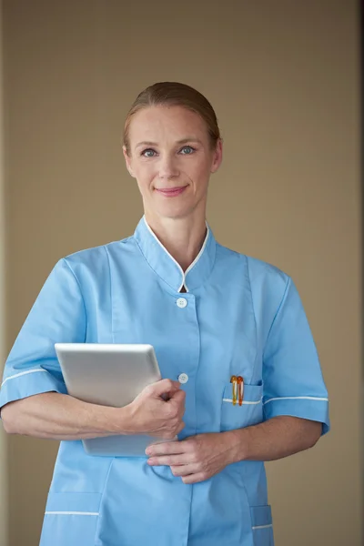 Médica com computador tablet — Fotografia de Stock
