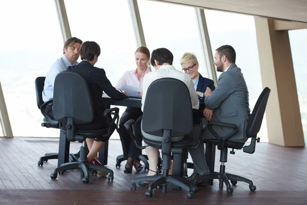 Бізнесмени групуються на зустрічі в офісі — стокове фото