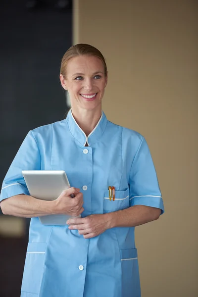 Médico femenino con tableta —  Fotos de Stock