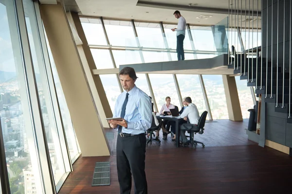 Hombre Negocios Guapo Que Trabaja Computadora Tableta Oficina Brillante Moderna — Foto de Stock