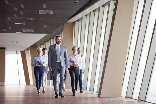 Människor affärsgrupp promenader — Stockfoto