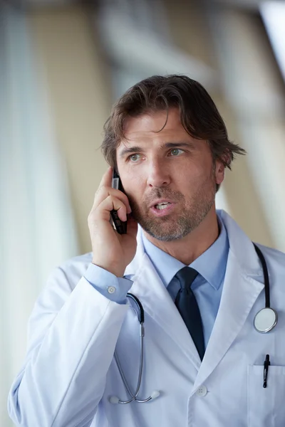 Médecin avec son téléphone portable — Photo