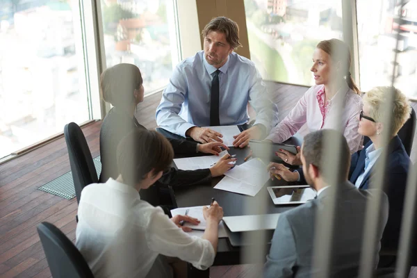 Mensen bedrijfsgroep op vergadering op kantoor — Stockfoto