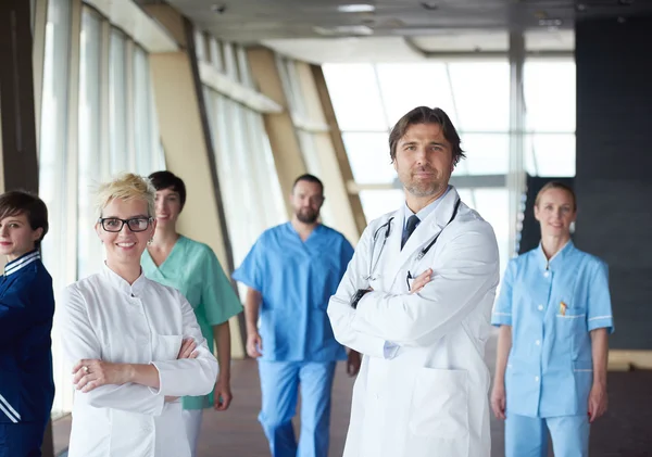 Grupa personelu medycznego w szpitalu — Zdjęcie stockowe