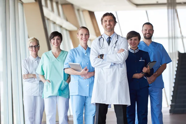 Grupp av medicinsk personal på sjukhus — Stockfoto