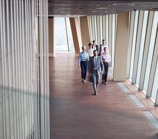 Gente de negocios grupo caminando — Foto de Stock