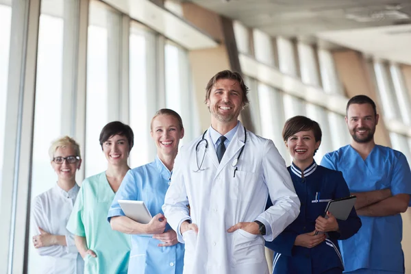 Группа медицинского персонала в больнице — стоковое фото