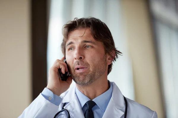 Médecin avec son téléphone portable — Photo