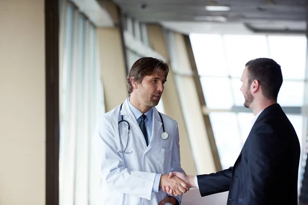 医生与病人握手 — 图库照片