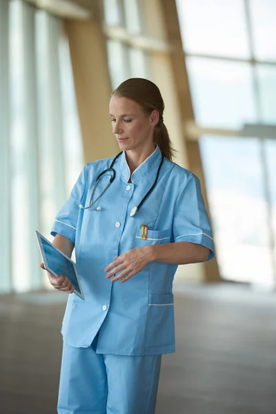 Medico femminile con tablet — Foto Stock