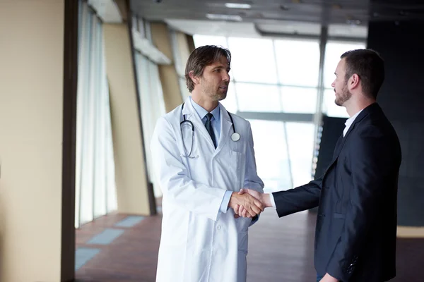 Ärztlicher Händedruck mit einem Patienten — Stockfoto