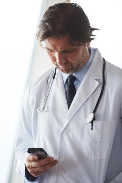 Medico con il suo cellulare — Foto Stock