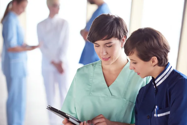 Gruppe von medizinischem Personal im Krankenhaus — Stockfoto