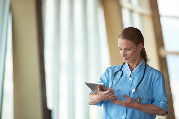 Médico femenino con tableta — Foto de Stock