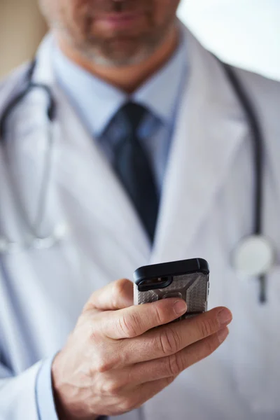 Médico com seu celular — Fotografia de Stock