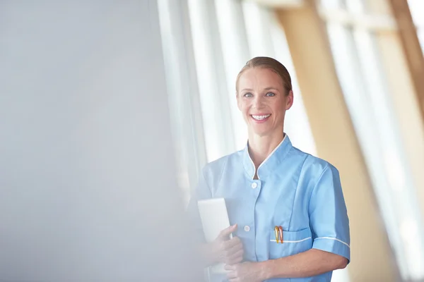 Médica com computador tablet — Fotografia de Stock