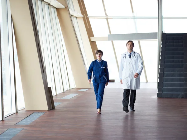 Glückliche Ärzte zu Fuß — Stockfoto