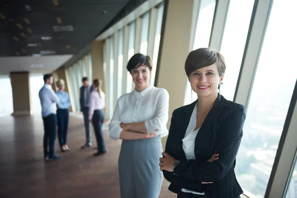 Grupo de empresarios, mujeres como líderes de equipo —  Fotos de Stock