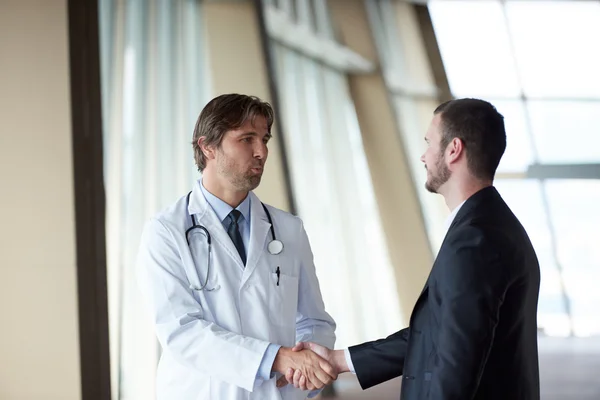 Dokter handdruk met een patiënt — Stockfoto