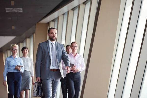 Människor affärsgrupp promenader — Stockfoto