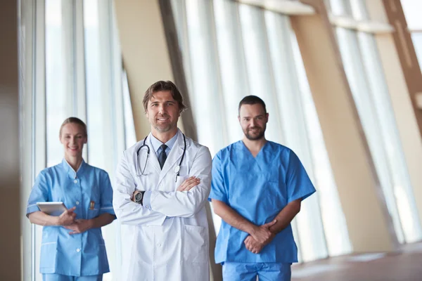 Skupina zdravotnický personál v nemocnici, pohledný doktor vpředu — Stock fotografie