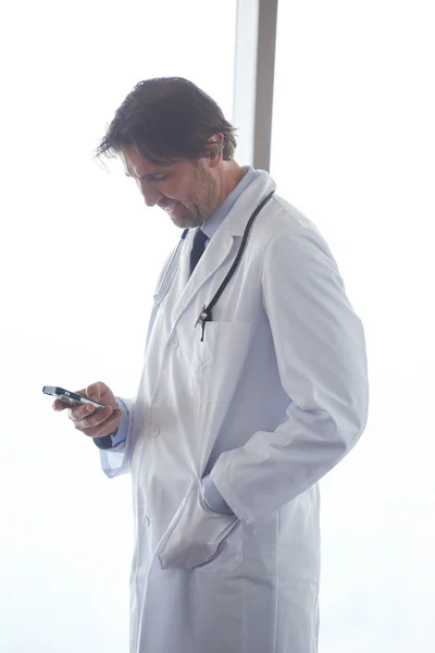 Medico con il suo cellulare — Foto Stock