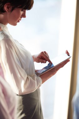 Tablet bilgisayarda çalışan iş kadın